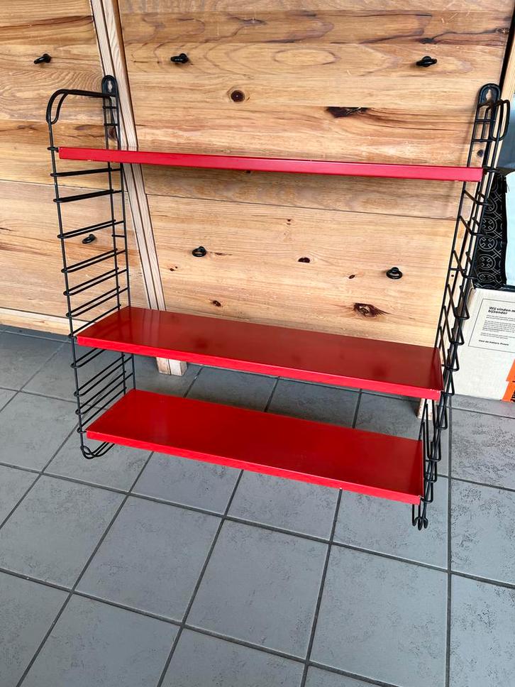 Vintage metalen Wandrek met Rode Planken, Huis en Inrichting, Kasten | Stellingkasten, Gebruikt, Ophalen of Verzenden