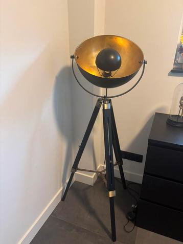 Industriële vloerlamp op driepoot (zwart/goud) beschikbaar voor biedingen