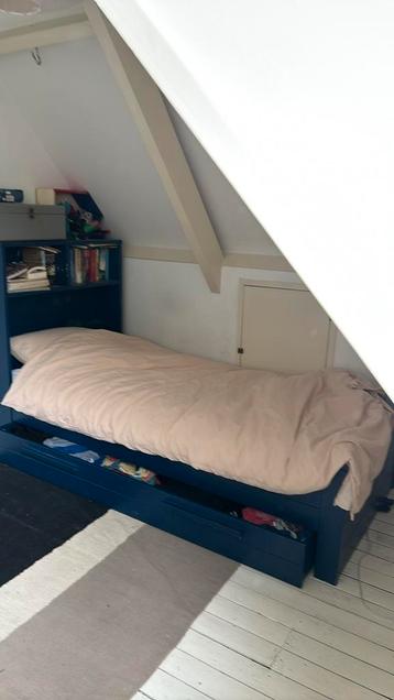 Eenpersoons bed 200 x 90 met ladekastje en bedlade beschikbaar voor biedingen