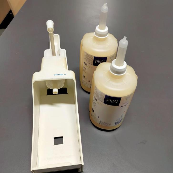 Schulke zeepdispenser ( iets verkleurd) met 2 zeep flacons, Huis en Inrichting, Badkamer | Badtextiel en Accessoires, Gebruikt