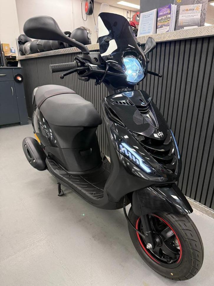 Piaggio Zip Brom SP Glans Zwart E4 45KM BJ 2021 Full Option, Fietsen en Brommers, Scooters | Piaggio, Zo goed als nieuw, Zip, Maximaal 45 km/u