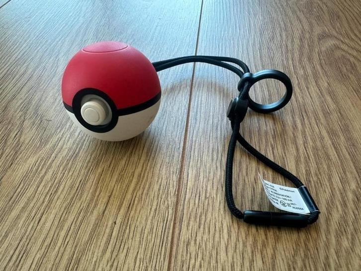 Pokéball Plus Controller Nintendo Switch (Mew Ongebruikt)!!!, Spelcomputers en Games, Games | Nintendo Switch, Zo goed als nieuw