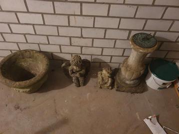 Betonnen Tuinbeelden en Bloempot beschikbaar voor biedingen