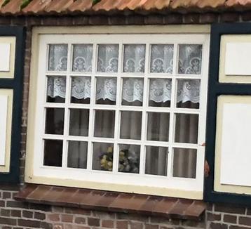 Oude hardhouten raam kozijnen en deur beschikbaar voor biedingen