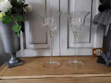 2 Prachtige geslepen en geëtste glazen kaars/waxinehouders beschikbaar voor biedingen