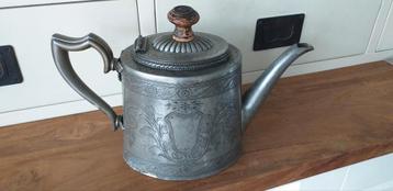 Vintage theekan beschikbaar voor biedingen