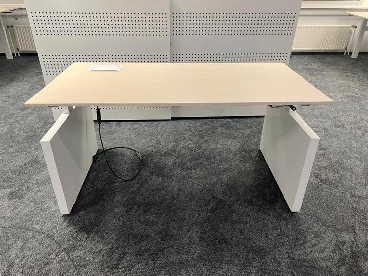 Drentea Bureau met slinger, stopcontact en kabelgoot, 2 st, Huis en Inrichting, Bureaus, Gebruikt, Bureau, In hoogte verstelbaar