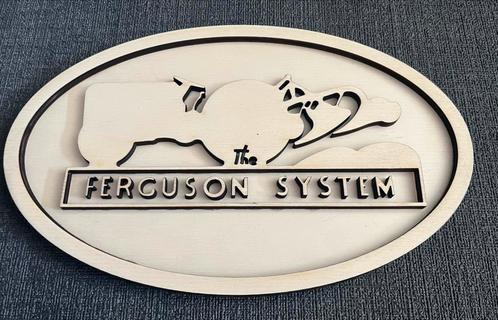 The Ferguson System 3D embleem van hout 37 cm, Hobby en Vrije tijd, Overige Hobby en Vrije tijd, Nieuw, Ophalen of Verzenden