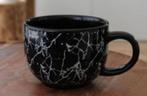 Gezocht: Zwarte mok met witte strepen, Huis en Inrichting, Keramiek, Nieuw, Ophalen of Verzenden, Overige stijlen