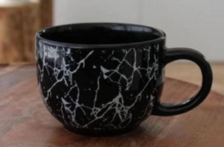 Gezocht: Zwarte mok met witte strepen, Huis en Inrichting, Keuken | Servies, Nieuw, Kop(pen) en/of Schotel(s), Overige stijlen