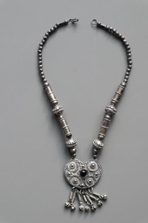 ketting met mooie hanger en kleine belletjes zilverkleurig, Sieraden, Tassen en Uiterlijk, Kettingen, Zo goed als nieuw, Overige materialen