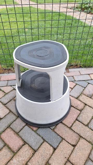 Metalen krukje / trapje op wielen beschikbaar voor biedingen