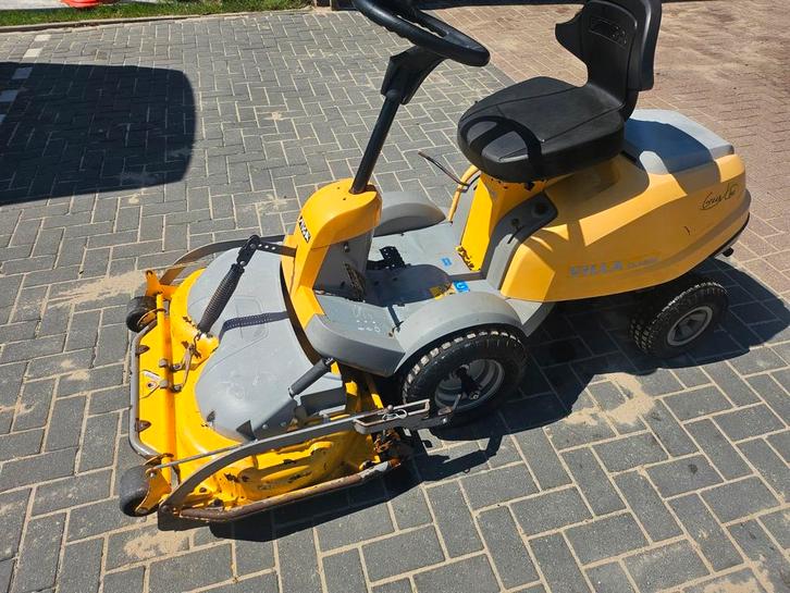 Zitmaaier   frontmaaier 
stuga villa  classic 
Moter 13 pk b, Tuin en Terras, Grasmaaiers, Zo goed als nieuw, 50 cm of meer, Ophalen
