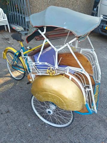 Riksja  Indonesische fiets taxi   beschikbaar voor biedingen