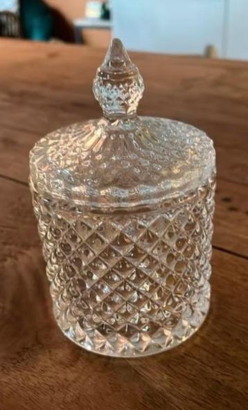 Glazen pot met deksel – sierlijk design beschikbaar voor biedingen