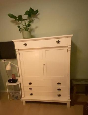 Brocante witte kast / tv kast / kast babykamer beschikbaar voor biedingen