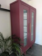Bordeaux rode kast met melk wit glas in de deuren., Ophalen, Met deur(en), Glas, 50 tot 100 cm