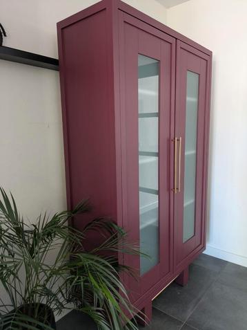 Bordeaux rode kast met melk wit glas in de deuren. beschikbaar voor biedingen