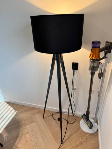 Zuiver tripod Vloerlamp zwart met hue dimlamp nieuw erbij. beschikbaar voor biedingen