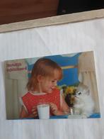 MEISJE SAMEN MET POES AAN DE MELK  1982, Verzamelen, Ansichtkaarten | Themakaarten, Kinderen, Ophalen of Verzenden