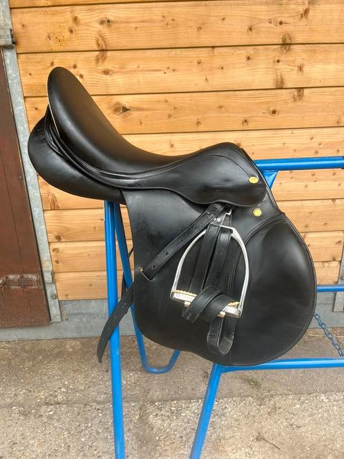 Prestige springzadel 17 inch zwart, Dieren en Toebehoren, Paarden en Pony's | Zadels, Gebruikt, Springen, Ophalen of Verzenden