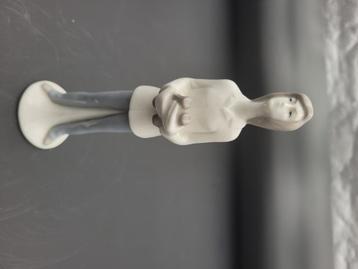 A beautiful porcelain figurine from the Lippelsdorf factory. beschikbaar voor biedingen