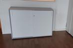 Lage, wit/grijze houten archiefkast met slot, Ophalen, 100 tot 150 cm, Neutraal, Zo goed als nieuw