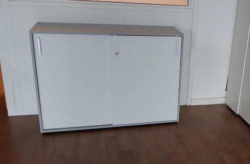 Lage, wit/grijze houten archiefkast met slot, Huis en Inrichting, Kasten | Roldeurkasten en Archiefkasten, Zo goed als nieuw, Minder dan 100 cm