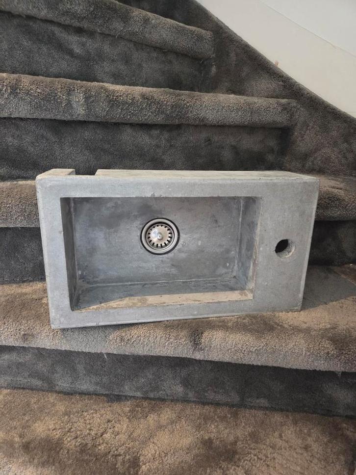 Betonnen Wastafel - Uniek Design, Huis en Inrichting, Badkamer | Badkamermeubels, Zo goed als nieuw, Wasbak of Wastafel, Minder dan 100 cm
