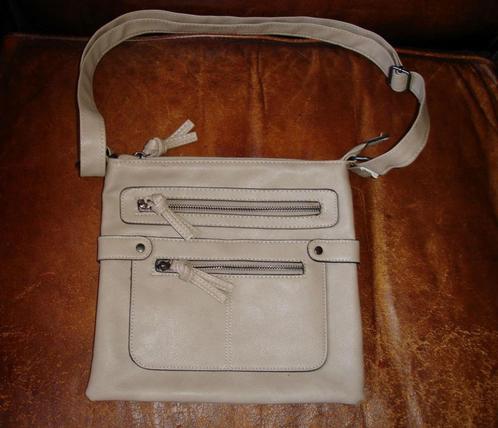 GRATIS: Leder hand/schouder tasje beige, Sieraden, Tassen en Uiterlijk, Tassen | Damestassen, Nieuw, Schoudertasje, Beige, Ophalen