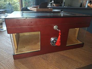 prachtige humidor voor ca 100 sigaren met toebehoren beschikbaar voor biedingen