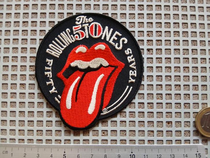 The Rolling Stones official 2013 shaped logo patch 50 years, Verzamelen, Muziek, Artiesten en Beroemdheden, Nieuw, Kleding, Verzenden