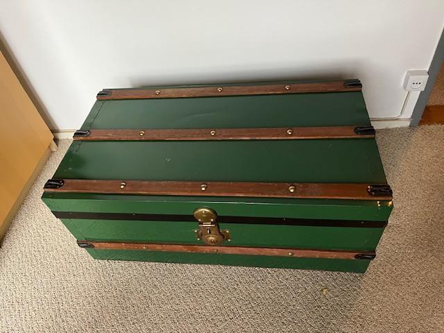 groene jutkoffer met metalen beplating, Huis en Inrichting, Woonaccessoires | Kisten, Gebruikt, Minder dan 50 cm, Minder dan 50 cm