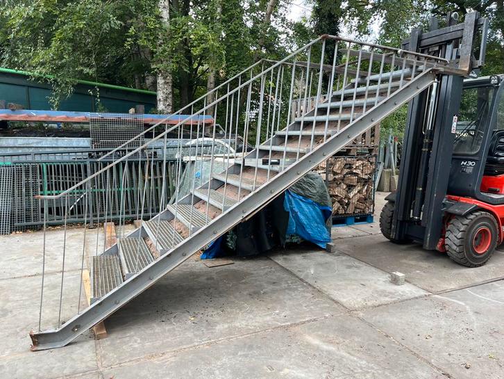 Stalen trap 2.31 h 123 br. gegalvaniseerde 35 graden leuning, Doe-het-zelf en Verbouw, Overige Doe-het-zelf en Verbouw, Gebruikt