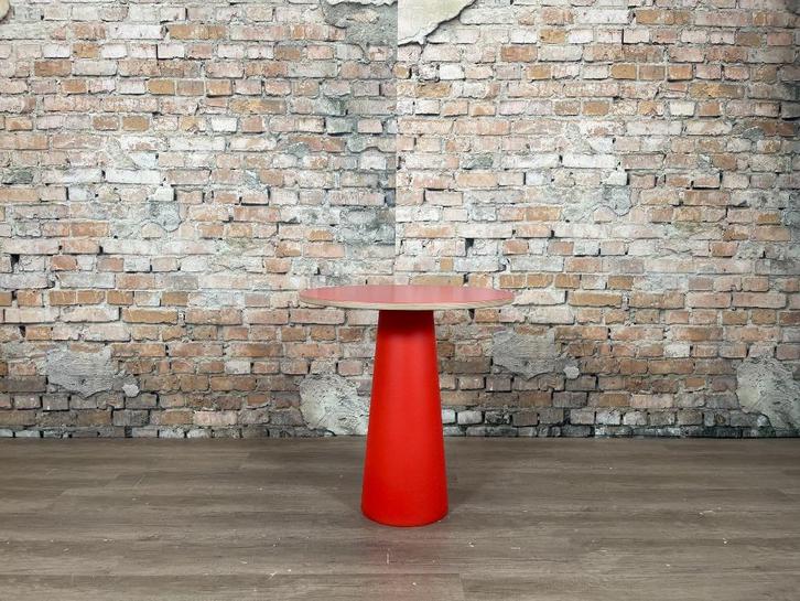 Moooi Container Table 70 cm rood bij TheReSales, Huis en Inrichting, Tafels | Eettafels, Zo goed als nieuw, 50 tot 100 cm, 50 tot 100 cm