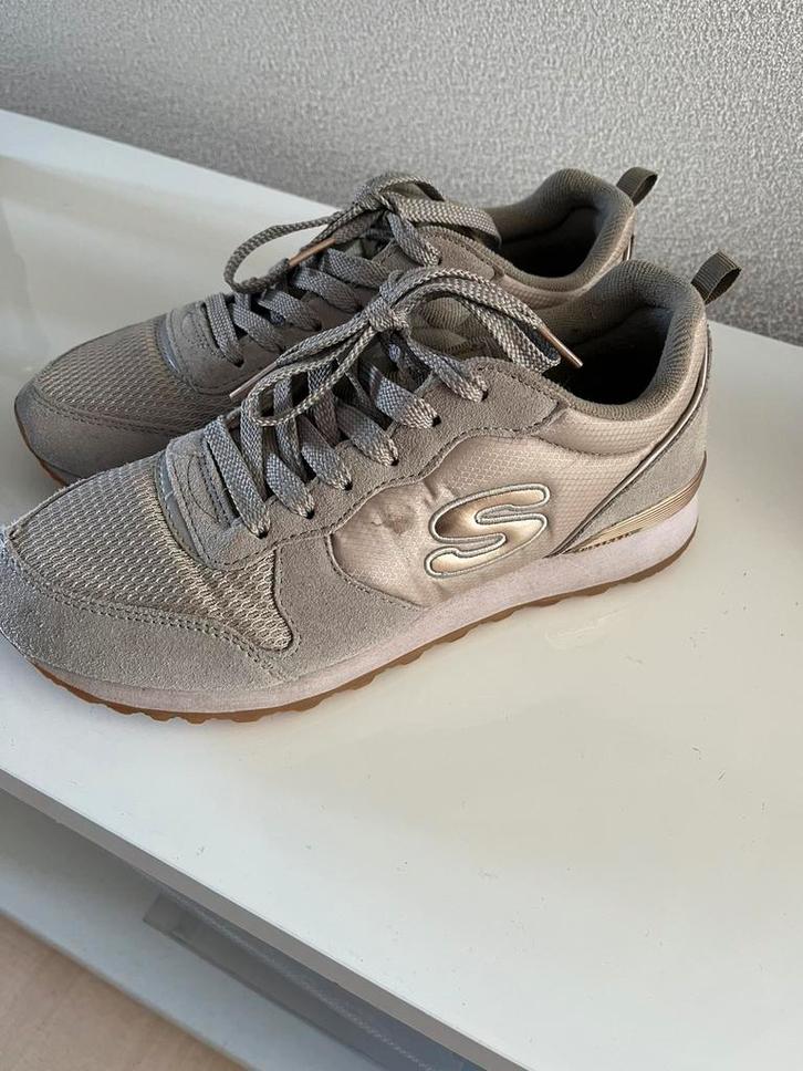 Zo gied aks nieuwe beige/taupe/goudkleurige sneakers mt39, Kleding | Dames, Schoenen, Zo goed als nieuw, Sneakers of Gympen, Beige