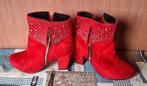 dames enkel laarsjes; fel rood met zilveren studs, Lage of Enkellaarzen, Ophalen of Verzenden, Zo goed als nieuw, Rood