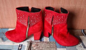 dames enkel laarsjes; fel rood met zilveren studs beschikbaar voor biedingen