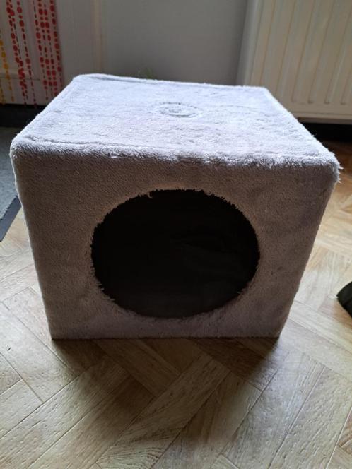 kattenhuisje wel binnenin beschadigd stof maar met een kusse, Dieren en Toebehoren, Kattenmanden, Gebruikt, Wol, Ophalen of Verzenden