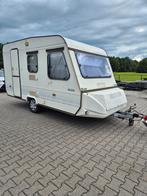 Adria Caravan met Voortent & Luifel - Lichtgewicht!, Caravans en Kamperen, Rondzit, 750 - 1000 kg, Particulier, Koelkast