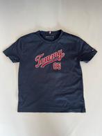 Tommy Hilfiger t-shirt blauw met rode print 128, Ophalen of Verzenden, Shirt of Longsleeve, Jongen, Tommy Hilfiger