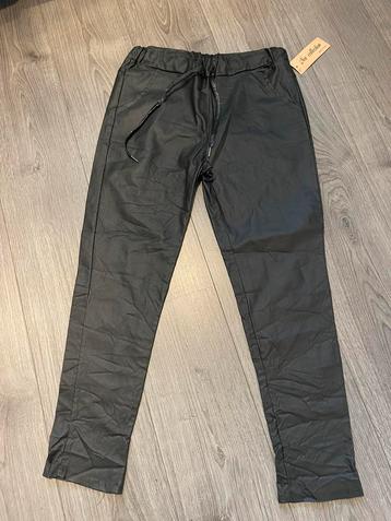 Stoere imitatie leren broek met rekbare taille mt L beschikbaar voor biedingen