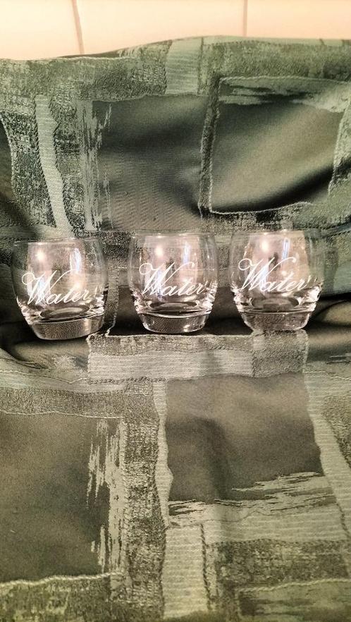 3 Waterglazen Nieuw heel mooi. Met opdruk Water., Huis en Inrichting, Keuken | Servies, Nieuw, Glas of Glazen, Overige stijlen