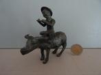 Chinees bronzen beeldje - man / jongen op os - buffel, Ophalen of Verzenden, Gebruikt, Mens