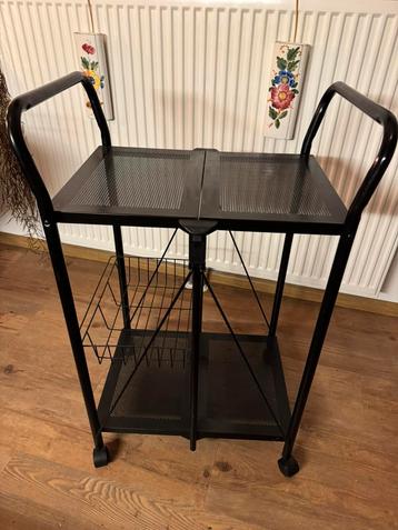 zwarte stalen trolley  in de keuken met 4 wieltjes beschikbaar voor biedingen