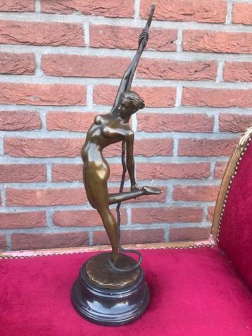bronzen beeld, dame dansend met touw, licht erotisch beschikbaar voor biedingen