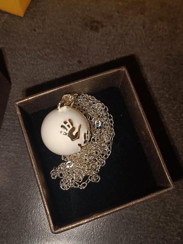 Zwangerschapsbola Zilver Wit met Handjes beschikbaar voor biedingen