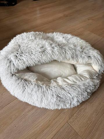 2 fluffy katten mandjes (mogen ook per stuk weg) beschikbaar voor biedingen