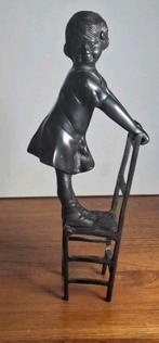 Bronzen Beeldje Meisje op Stoel, Antiek en Kunst, Ophalen of Verzenden