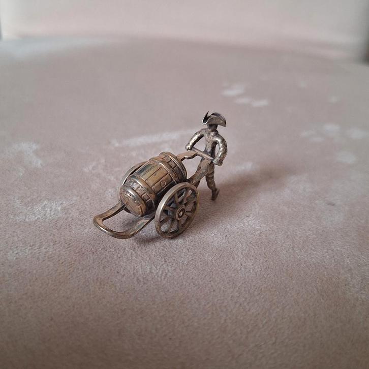 Zilveren Miniatuur Man met Handkar en Biervat, Antiek en Kunst, Kunst | Beelden en Houtsnijwerken, Ophalen of Verzenden
